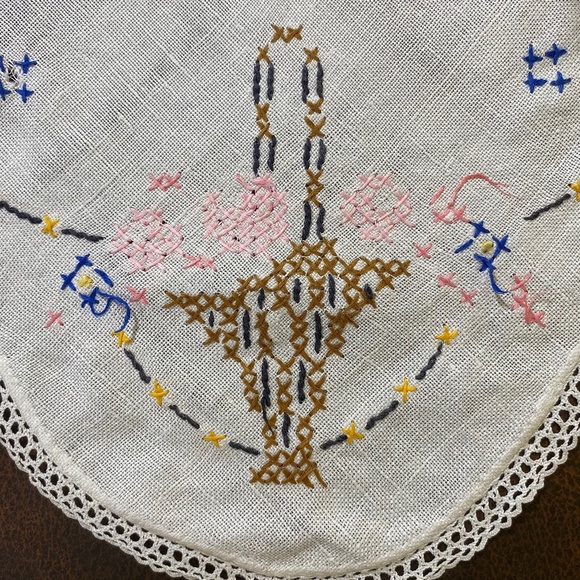 Vintage Handmade Embroidered Table Linens Ice Cream Sundae Oblong Dresser Scarf - Picture 1 of 7